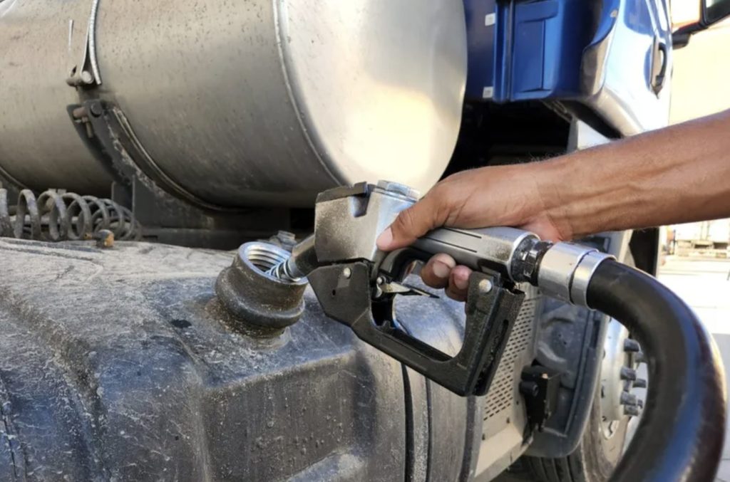 Petrobras descarta falta de diesel, mas mercado vê risco de desabastecimento em abril.