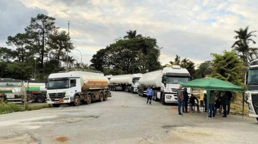 Entidades defendem providências para evitar riscos de desabastecimento de combustíveis.